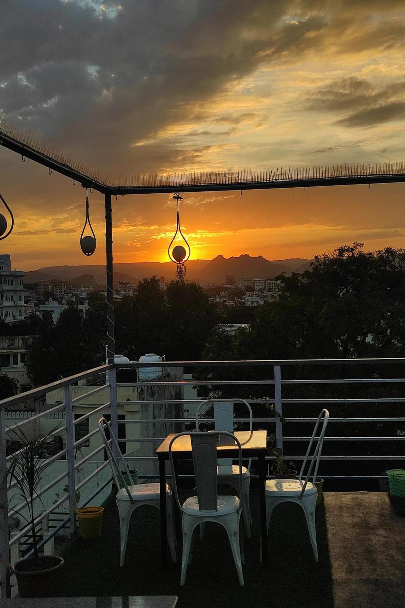 Hotel Lake Bridge Udaipur Esterno foto